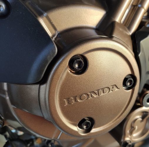 En la foto se observa la tapa de embrague del motor con la palabra Honda grabada