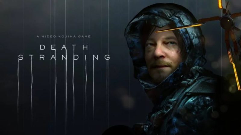 Se trata de una portada del videojuego Death Stranding, donde se ve a su personaje Sam, portagonizado por Norman Reedus, con un grueso anorak con capucha mirando a la cámara