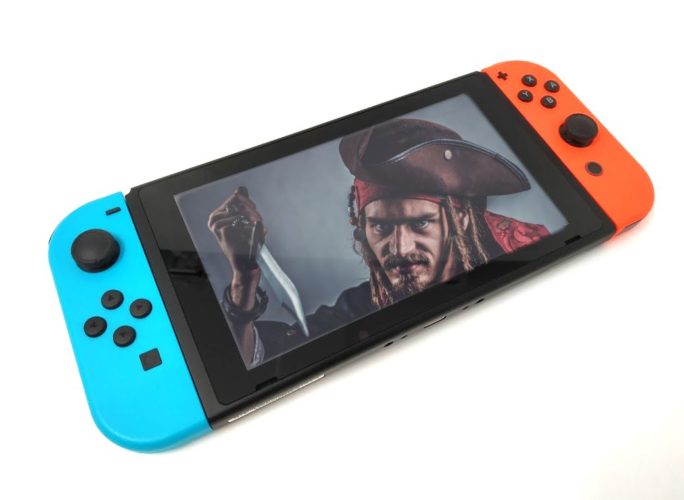 En la foto una Nintendo Switch que muestra en su pantalla un pirata alzando un pequeño puñal