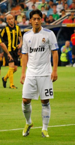 En la foto Mesut Özil en un partido del año 2010 cuando debutaba con el Real Madrid y lucía el dorsal 26