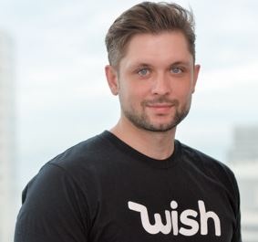 Una foto del fundador de Wish Peter Szulczewski con una camiseta de Wish negra