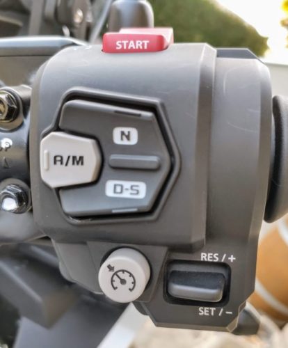 En la foto el detalle de la botonera existente en la piña derecha de la Honda