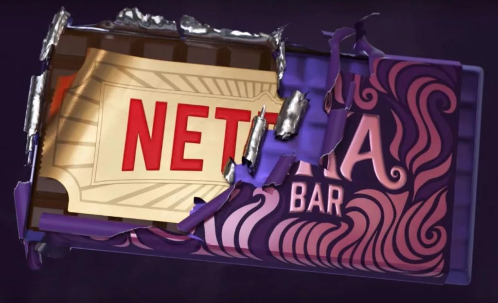 En la foto se aprecia un envoltorio de un dulce a medio abrir, dentro se ve un ticket o entrada con el logotipo de Netflix