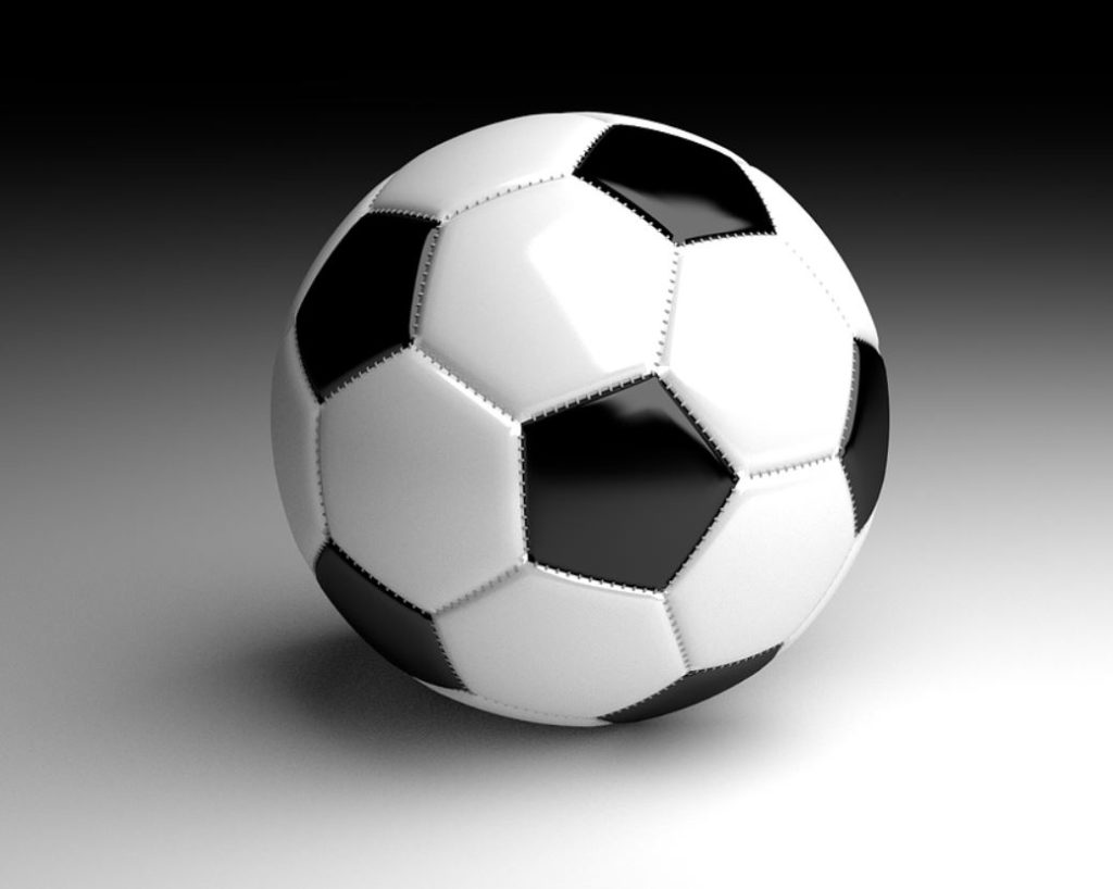 Una pelota de fútbol clásica en cuero con pentágonos negros y heágonos blancos