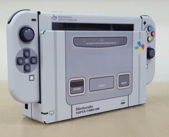 En la foto una Nintendo Switch disfrazada de una SuperNintendo