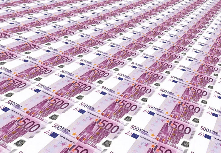 Una imagen con un montón de fajos de billetes de 500 euros