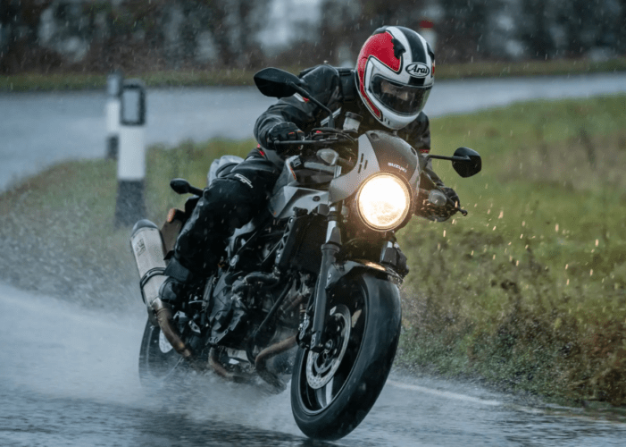 ¿Cómo conducir la moto en lluvia?