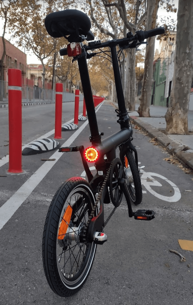 ¿Cómo encender luces en la bici Xiaomi?